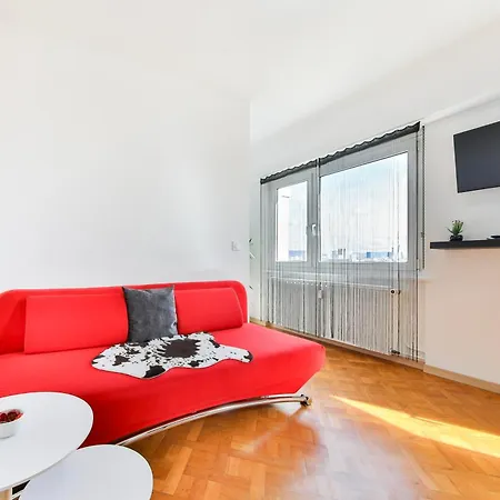 Moderne - 3 Frontieres - Aeroport De Bale - Parking *