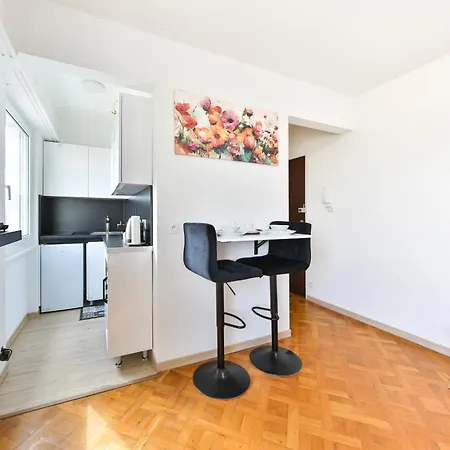 Moderne - 3 Frontieres - Aeroport De Bale - Parking * Saint-Louis (Haut-Rhin)